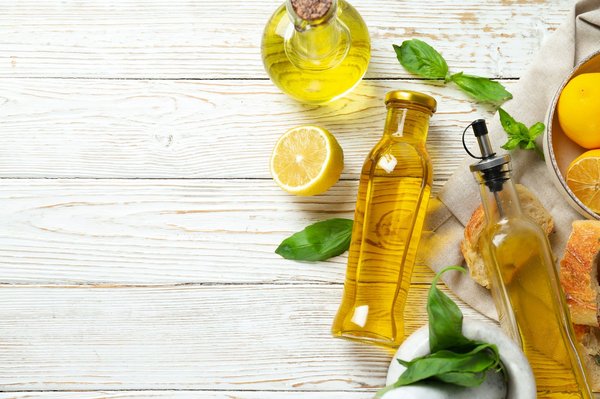 Quelles sont les techniques pour préparer des plats à base de champignons sauvages dans un restaurant de campagne ?